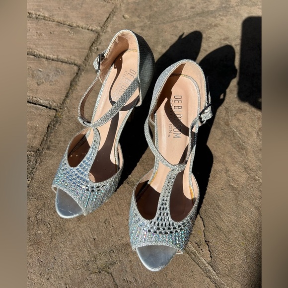 De Blossom Silver T-Strap Heels with Rhinestone Embellishments heels Sz-7.5. Ps - Picture 13 of 15